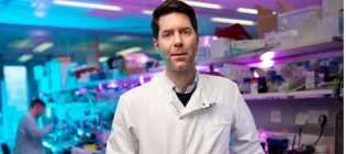 Portrait of steve pollard in his lab