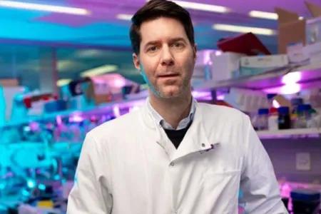 Portrait of steve pollard in his lab